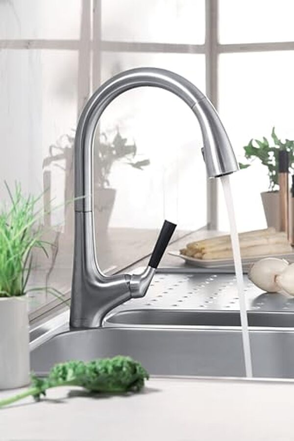 Découvrez notre avis sur le robinet Jacob Delafon Malleco E562-CP avec douchette intégrée et bec pivotant : fonctionnalités, design et performances en détail